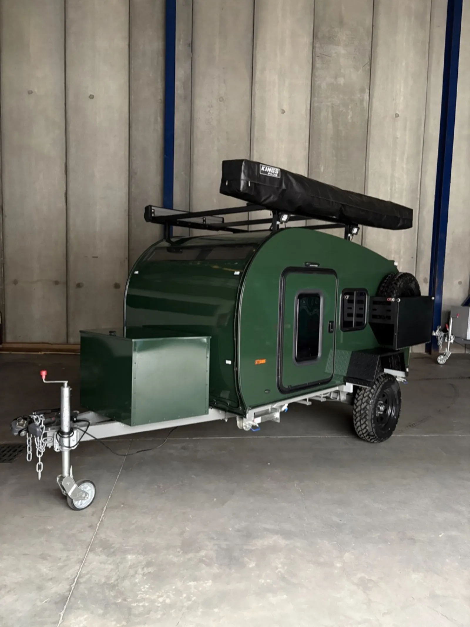 Breath Ultra in dark green with roof rack, awning bag, spotlights, spare wheel, galvanised chassis and off-road tyres